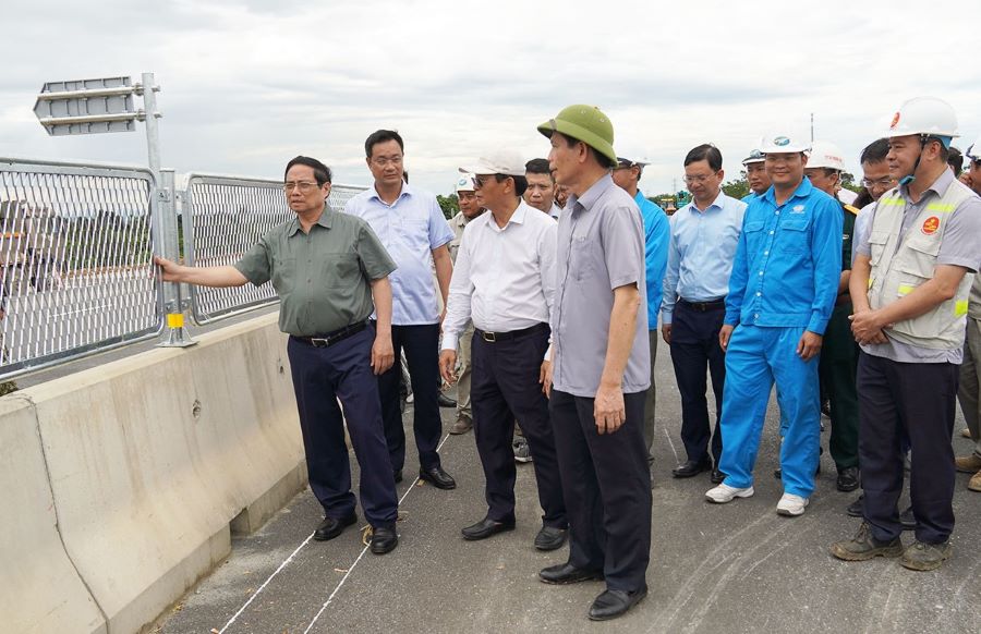 Thủ tướng Phạm Minh Chính kiểm tra, khảo sát tại công trình Đường bộ cao tốc Bắc Nam phía Đông, đoạn Vạn Ninh - Cam Lộ. Thủ tướng Phạm Minh Chính kiểm tra, khảo sát tại công trình Đường bộ cao tốc Bắc Nam phía Đông, đoạn Vạn Ninh - Cam Lộ.