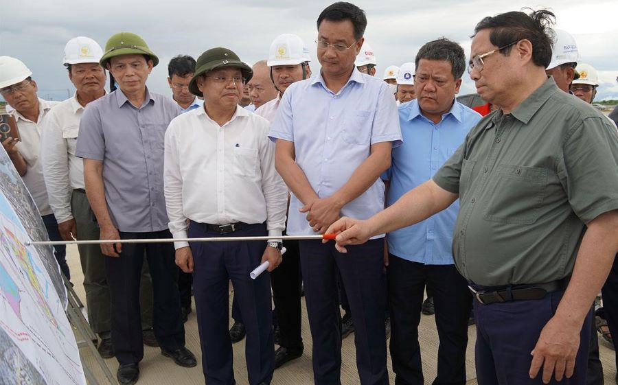 Thủ tướng Phạm Minh Chính kiểm tra khảo sát và chỉ đạo thúc đẩy tiến độ tại công trường dự án Cảng hàng không Quảng Trị. Thủ tướng Phạm Minh Chính kiểm tra khảo sát và chỉ đạo thúc đẩy tiến độ tại công trường dự án Cảng hàng không Quảng Trị.