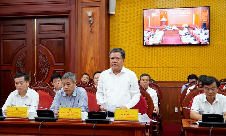 Chủ tịch UBND tỉnh Trần Phong trình bày báo cáo tình hình phát triển kinh tế - xã hội của tỉnh 6 tháng đầu năm 2025.