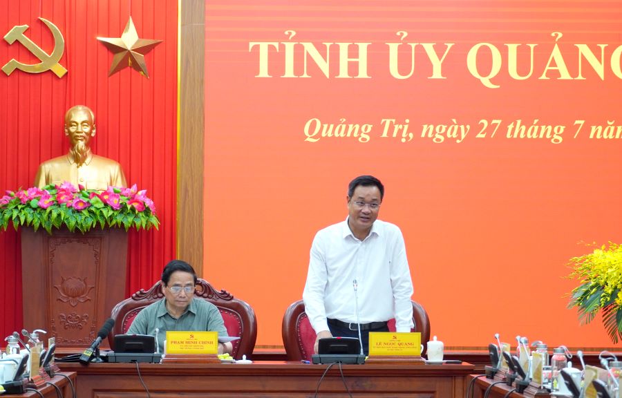 Bí thư Tỉnh ủy Lê Ngọc Quang báo cáo làm rõ một số kết quả nổi bật trong công tác chỉ đạo, điều hành của tỉnh trong thời gian qua.