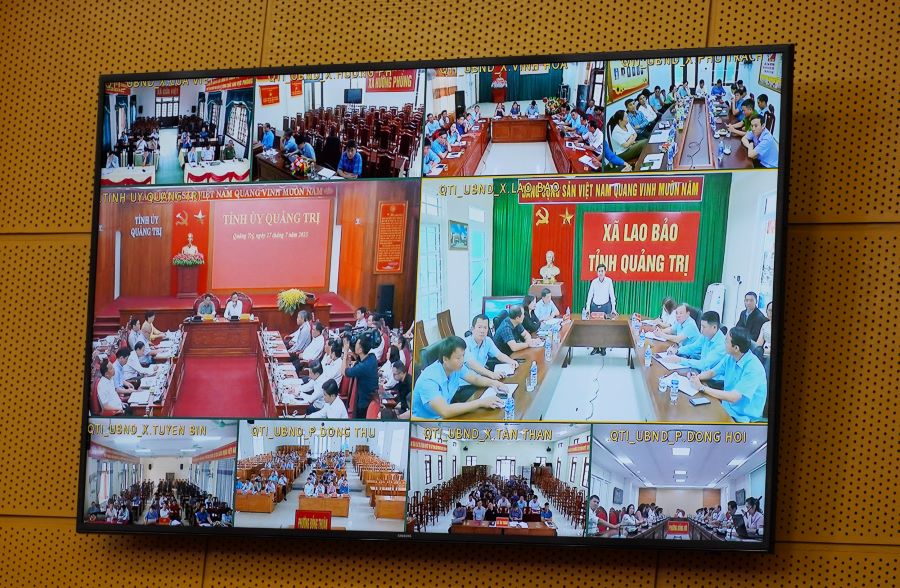 Buổi làm việc được truyền hình trực tuyến đến các điểm cầu xã, phường, đặc khu trên địa bàn toàn tỉnh.