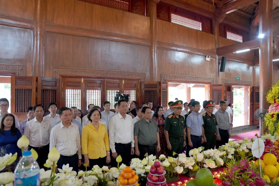 Thủ tướng Phạm Minh Chính cùng các đại biểu dâng hương, dâng hoa tưởng nhớ, tri ân tại Đền thờ Bác Hồ và các Anh hùng liệt sĩ. Thủ tướng Phạm Minh Chính cùng các đại biểu dâng hương, dâng hoa tưởng nhớ, tri ân tại Đền thờ Bác Hồ và các Anh hùng liệt sĩ.