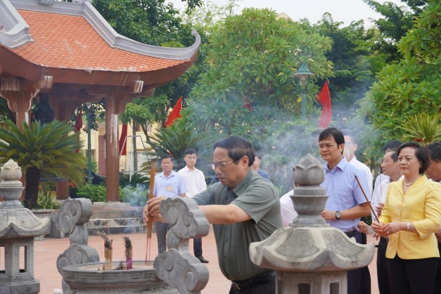 Thủ tướng dâng hương, hoa tưởng nhớ, tri ân Bác Hồ và các Anh hùng liệt sĩ tại Quảng Trị