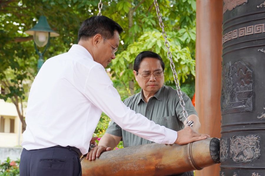 Thủ tướng Chính phủ Phạm Minh Chính và Bí thư Tỉnh ủy Quảng Trị Lê Ngọc Quang thực hiện nghi thức thỉnh chuông tại Đền thờ Bác Hồ và các Anh hùng liệt sĩ tỉnh. Thủ tướng Chính phủ Phạm Minh Chính và Bí thư Tỉnh ủy Quảng Trị Lê Ngọc Quang thực hiện nghi thức thỉnh chuông tại Đền thờ Bác Hồ và các Anh hùng liệt sĩ tỉnh.