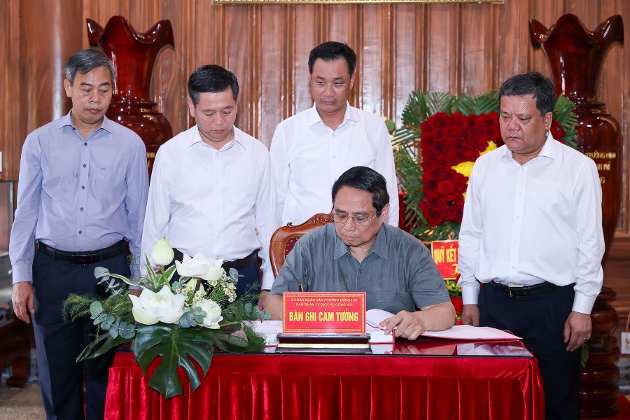 Thủ tướng Phạm Minh Chính ghi lưu bút tại Đền thờ Bác Hồ và các Anh hùng liệt sĩ tại Quảng Trị. Thủ tướng Phạm Minh Chính ghi lưu bút tại Đền thờ Bác Hồ và các Anh hùng liệt sĩ tại Quảng Trị.