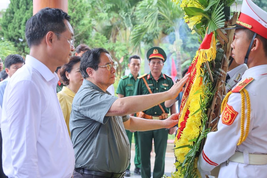 Thủ tướng Phạm Minh Chính dân hương, dâng hoa tại di tích lịch sử nơi hy sinh của 16 thanh niên xung phong tại bến phà Long Đại. Thủ tướng Phạm Minh Chính dân hương, dâng hoa tại di tích lịch sử nơi hy sinh của 16 thanh niên xung phong tại bến phà Long Đại.