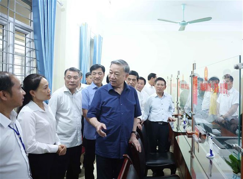 Tổng Bí thư Tô Lâm thăm kiểm tra Trung tâm phục vụ hành chính công xã Si Pa Phìn, Điện Biên - Ảnh: TTXVN