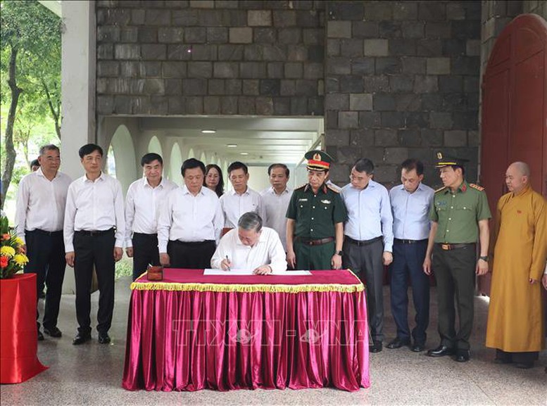 Tổng Bí Thư Tô Lâm ghi lưu bút tại Nghĩa trang Liệt sĩ Quốc gia A1- Ảnh: TTXVN