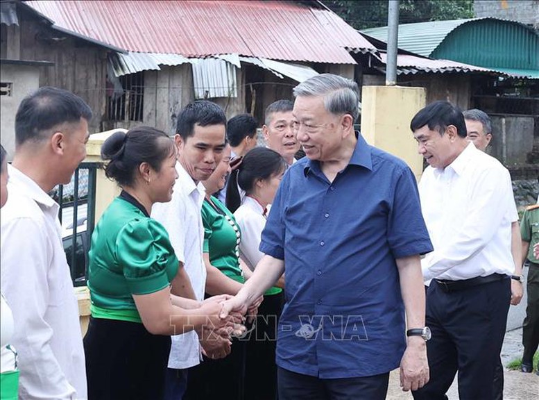 Tổng Bí thư Tô Lâm đến thăm và tặng quà cho cộng đồng bản Tân Lập, xã Si Pa Phìn, tỉnh Điện Biên - Ảnh: TTXVN