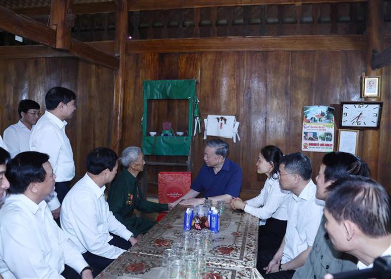 Tổng Bí thư Tô Lâm đến thăm gia đình Chiến sĩ Điện Biên Vàng A Chảo (sinh năm 1929, thường trú bản Nậm Chim 1, xã Si Pa Phìn) - Ảnh: TTXVN