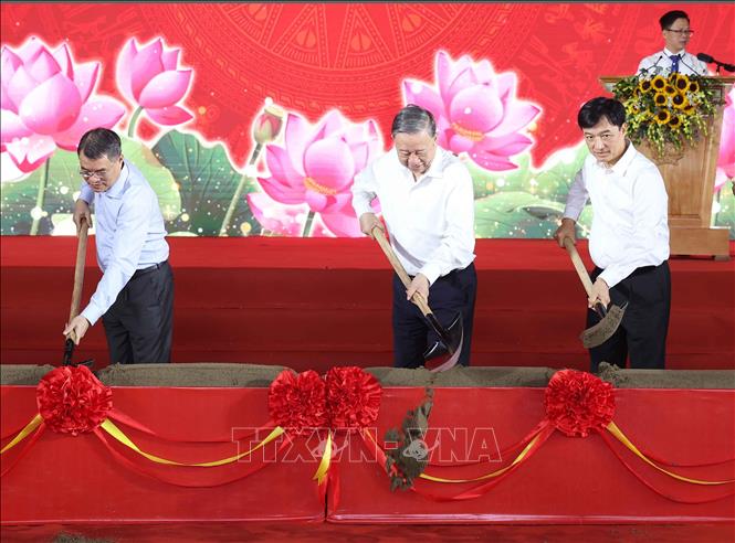 Tổng Bí Thư Tô Lâm thực hiện nghi thức khởi công Trường liên cấp Tiểu học, Trung học cơ sở xã Si Pa Phìn, tỉnh Điện Biên. Ảnh: Thống Nhất/TTXVN Tổng Bí Thư Tô Lâm thực hiện nghi thức khởi công Trường liên cấp Tiểu học, Trung học cơ sở xã Si Pa Phìn, tỉnh Điện Biên. Ảnh: Thống Nhất/TTXVN