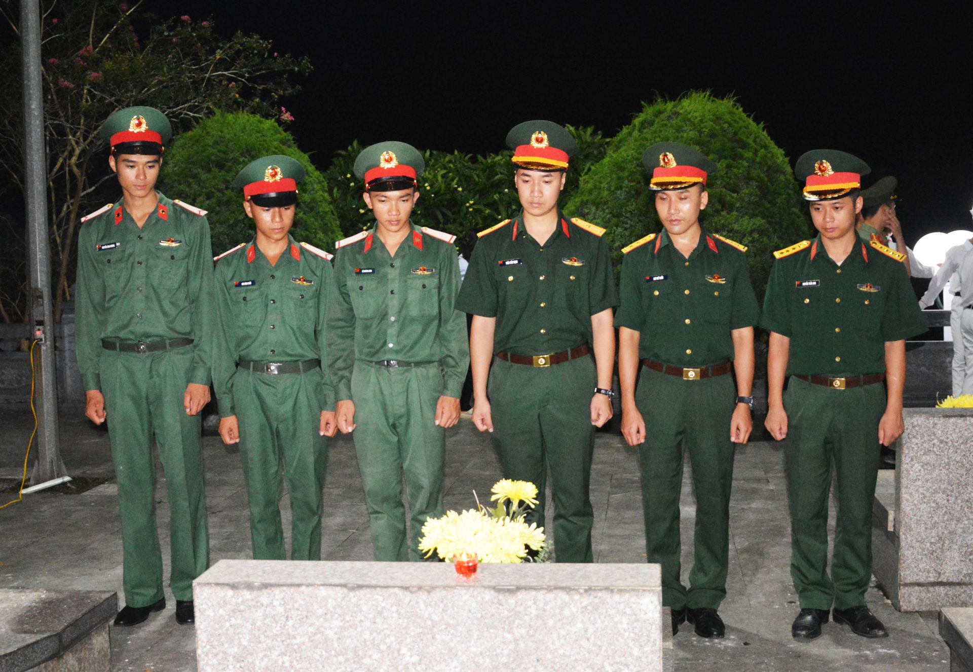 Chương trình Thắp nến tri ân được tổ chức đồng loạt tại nghĩa trang 99 xã, phường của tỉnh Lào Cai.