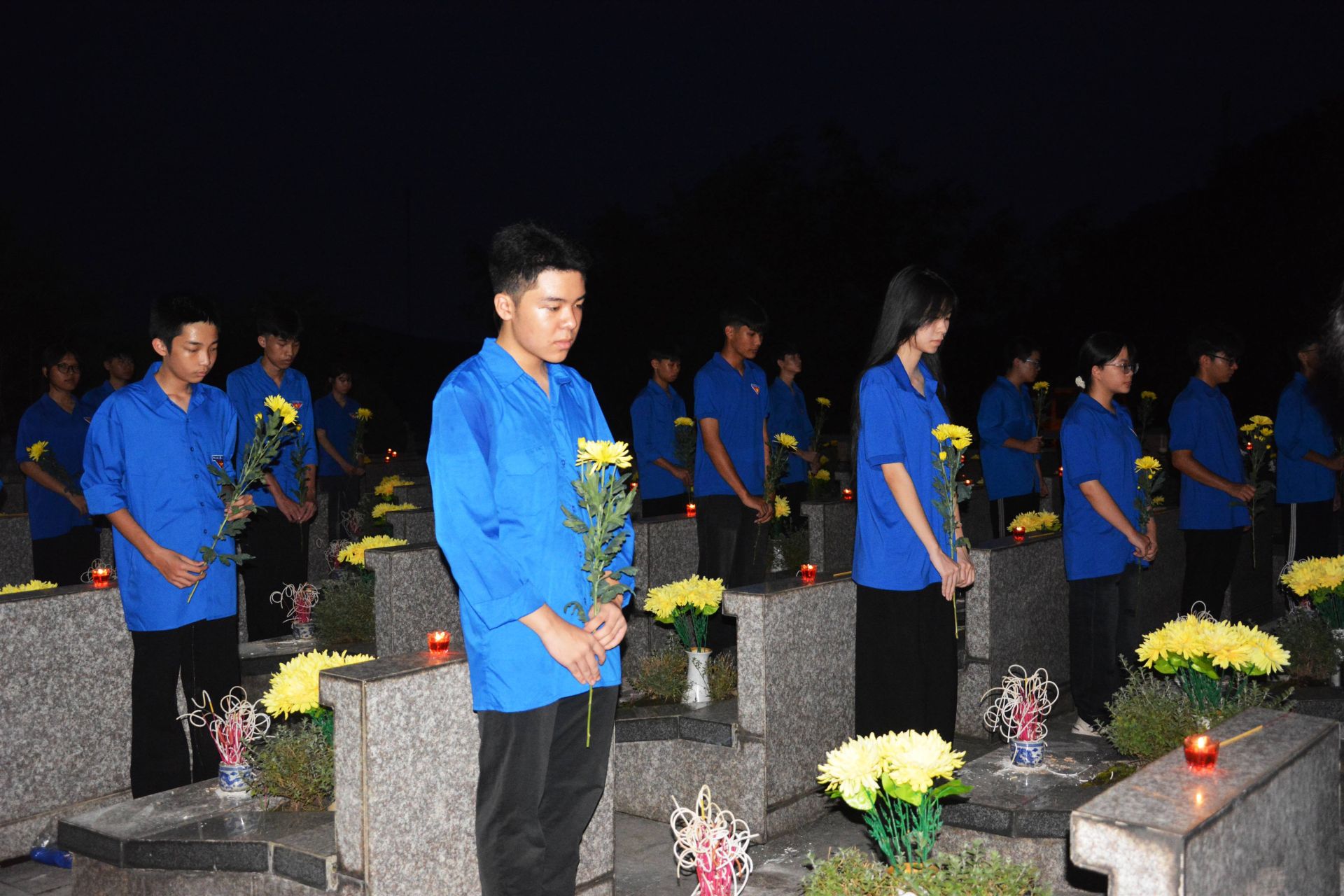 Các đoàn viên thanh niên dành phút tưởng niệm và thắp nến tri ân tại từng phần mộ các Anh hùng liệt sĩ