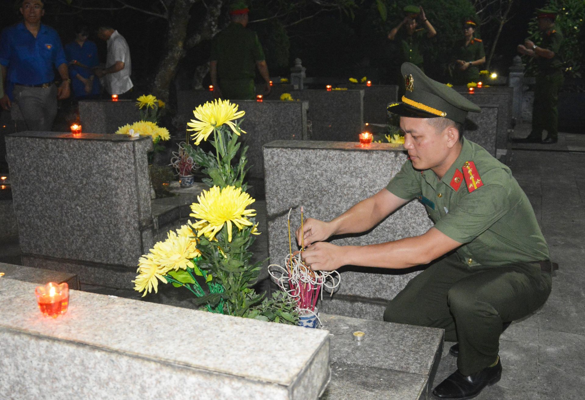 Mỗi nén nhang thắp lên là một lời cảm ơn không nói thành lời của Tuổi trẻ Lào Cai đối với những Anh hùng liệt sỹ đã hy sinh vì Tổ quốc.