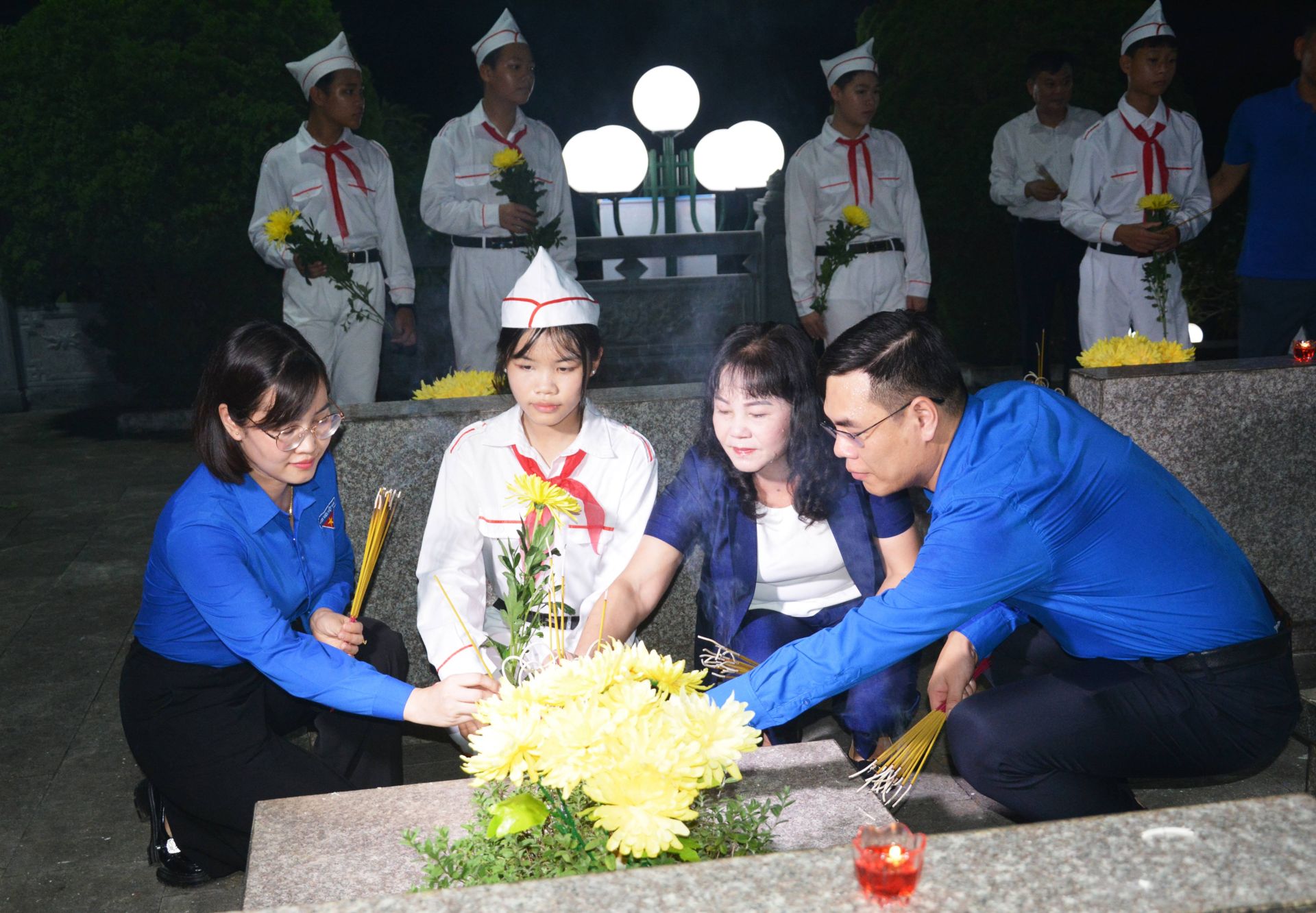 Tuổi trẻ Lào Cai thắp nến tri ân các Anh hùng liệt sĩ