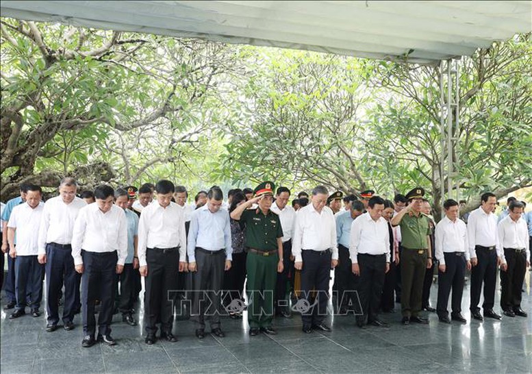 Tổng Bí Thư Tô Lâm cùng đoàn công tác Trung ương tưởng niệm Anh hùng, Liệt sĩ tại Nghĩa trang Liệt sĩ Quốc gia A1 - Ảnh: TTXVN
