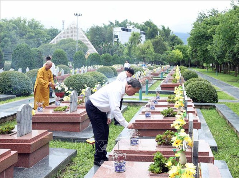 Tổng Bí Thư Tô Lâm thắp hương tưởng niệm Anh hùng, Liệt sĩ tại Nghĩa trang Liệt sĩ Quốc gia A1- Ảnh: TTXVN