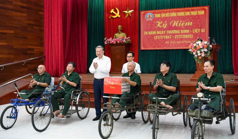 Tổng Bí thư Tô Lâm thăm, tặng quà các thương binh, bệnh binh tại Trung tâm Điều dưỡng thương binh Thuận Thành, Bắc Ninh