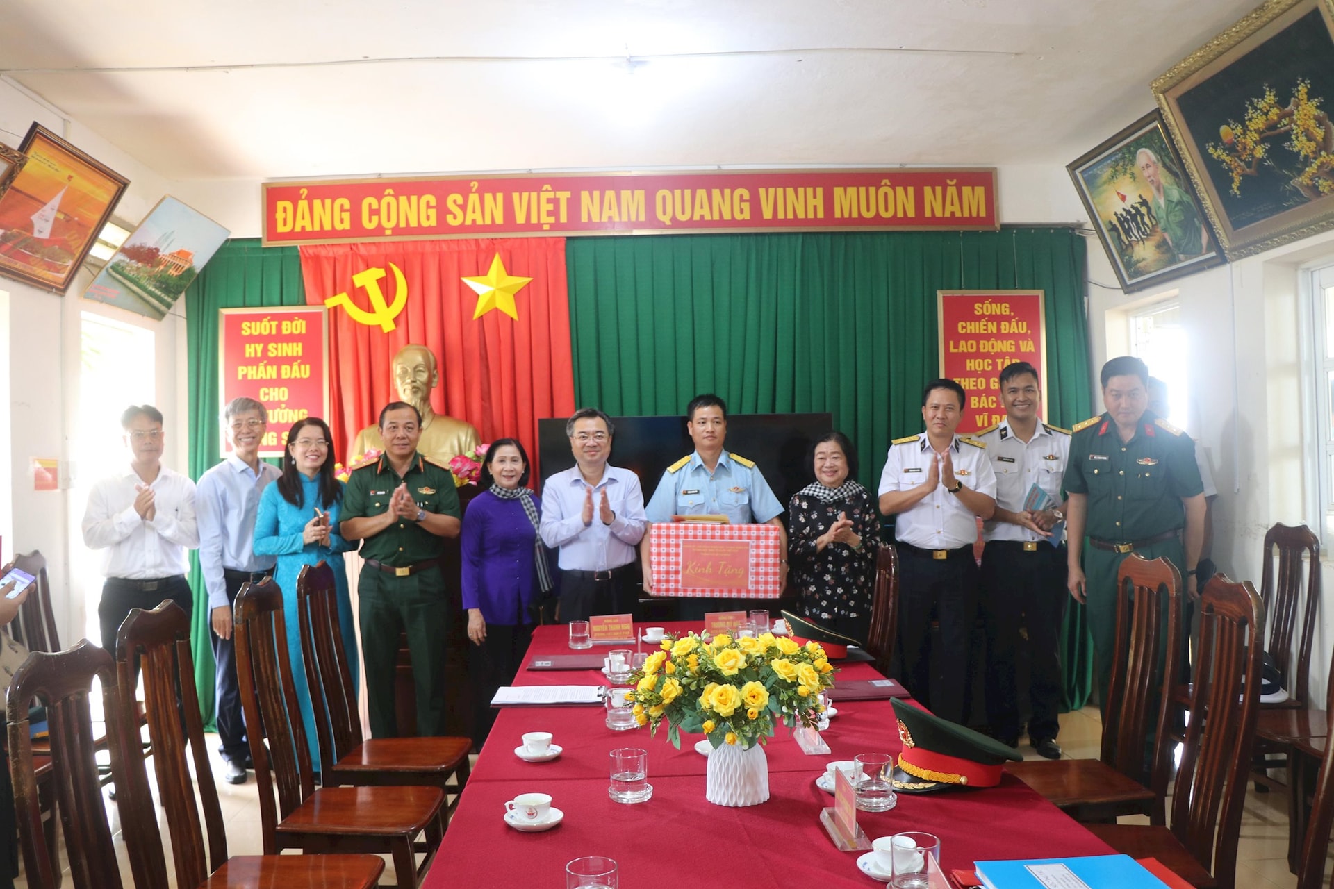 Ông Nguyễn Thanh Nghị - Ủy viên Trung ương Đảng, Phó Bí thư Thường trực Thành ủy TP. HCM, cùng đoàn công tác thăm, tặng quà cho các đơn vị lực lượng vũ trang đóng quân tại đặc khu Côn Đảo