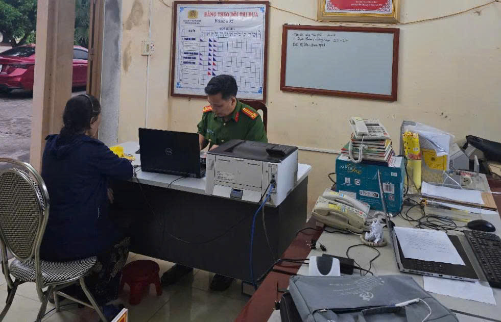 Cán bộ Công an xã Hà Bắc tuyên truyền, hướng dẫn người dân cách phòng, chống tội phạm lừa đảo trên không gian mạng Cán bộ Công an xã Hà Bắc tuyên truyền, hướng dẫn người dân cách phòng, chống tội phạm lừa đảo trên không gian mạng