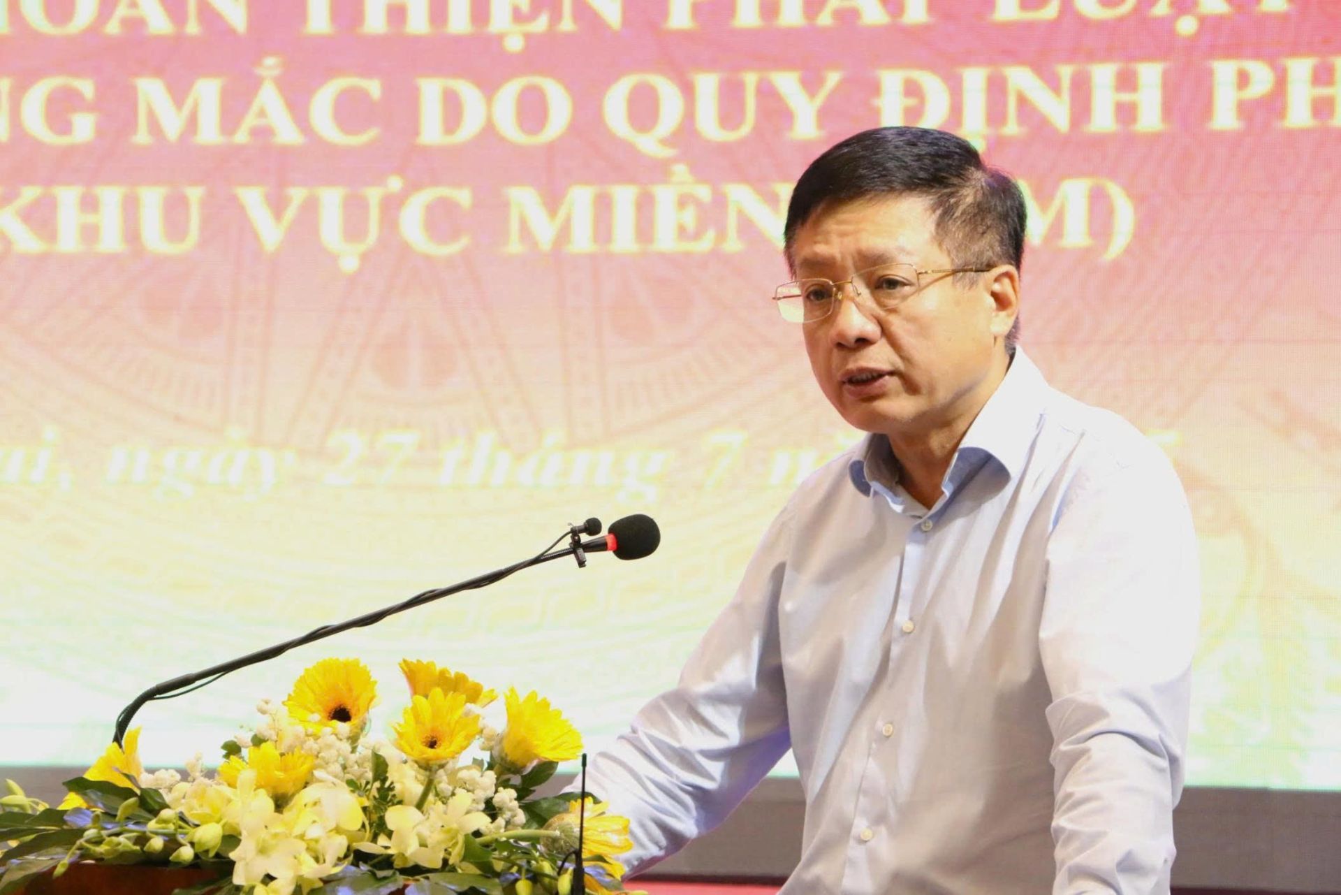 Thứ trưởng Bộ Tài chính Hồ Sỹ Hùng trình bày tham luận về đổi mới tư duy xây dựng pháp luật. Thứ trưởng Bộ Tài chính Hồ Sỹ Hùng trình bày tham luận về đổi mới tư duy xây dựng pháp luật.