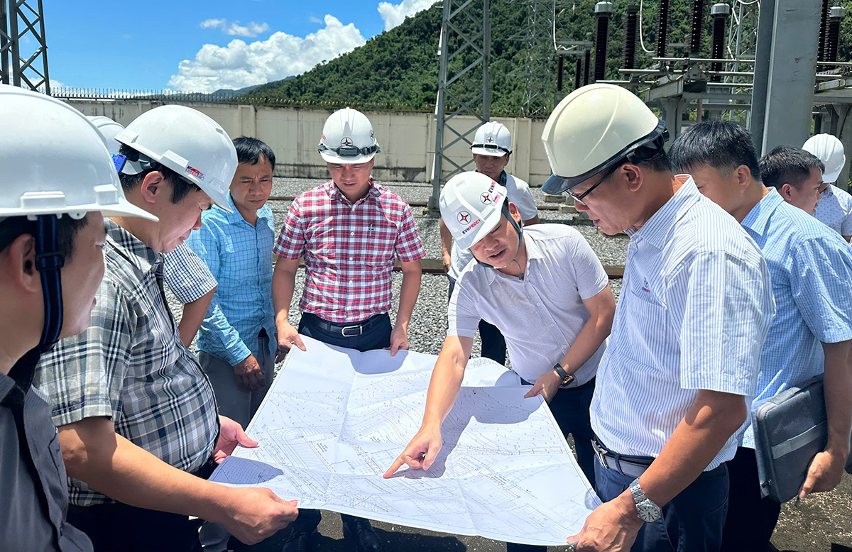 Phó Tổng giám đốc EVNNPT Nguyễn Ngọc Tân đôn đốc tiến độ thi công 2 dự án truyền tải cấp bách tại Lai Châu