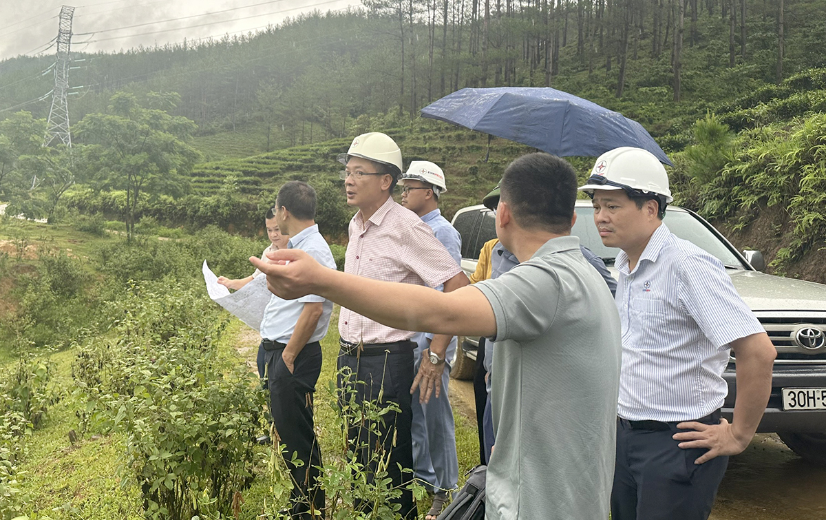 Lãnh đạo EVNNPT kiểm tra thực địa khu vực Dự án lắp máy biến áp thứ 3 Trạm biến áp 220kV Than Uyên