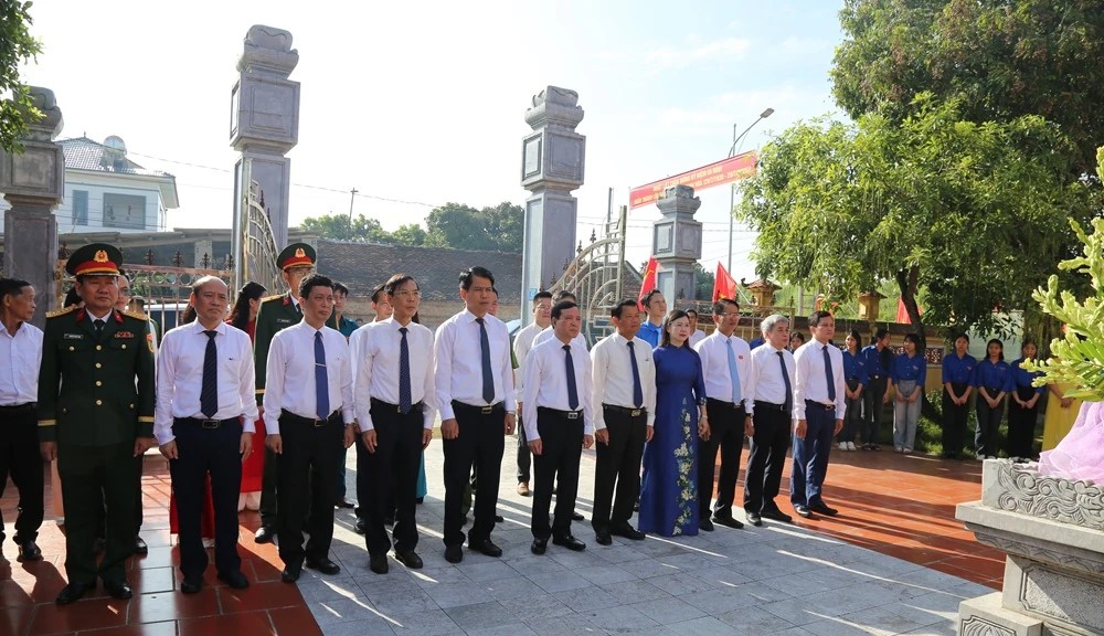 Đoàn đại biểu tỉnh Thanh Hóa dâng hương tại các khu di tích lịch sử cách mạng