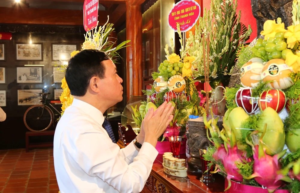 Lại Thế Nguyên, Phó Bí thư Thường trực Tỉnh ủy, Chủ tịch HĐND tỉnh, Trưởng Đoàn ĐBQH tỉnh dâng hương tại Khu di tích lịch sử cách mạng Trụ sở làm việc của Cơ quan Tỉnh ủy Thanh Hóa thời kỳ 1967-1973.