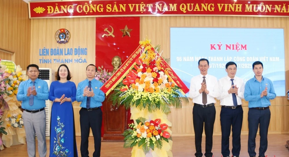 Phó Bí thư Tỉnh ủy Thanh Hóa dự lễ kỷ niệm 96 năm Ngày thành lập Công đoàn Việt Nam