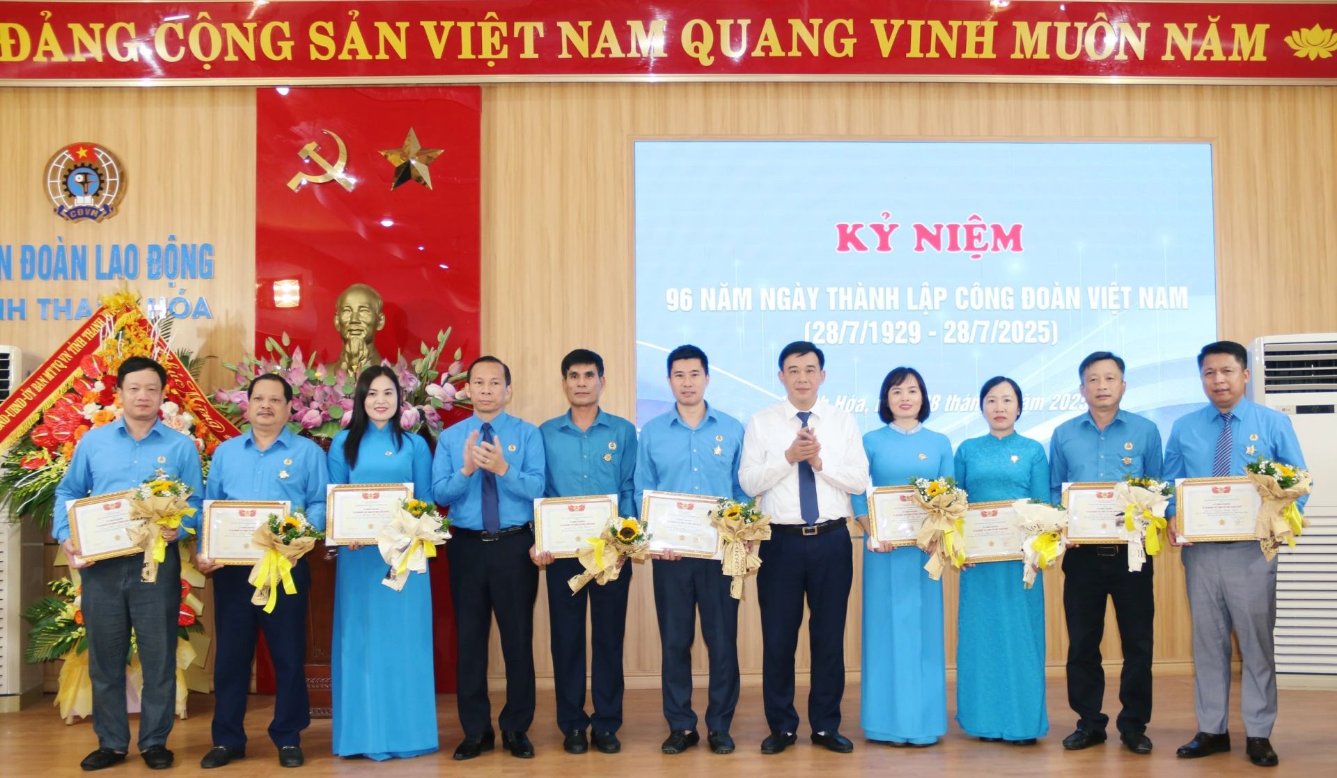 Lãnh đạo LĐLĐ tỉnh trao Kỷ niệm chương “Vì sự nghiệp xây dựng tổ chức Công đoàn” cho các cá nhân.