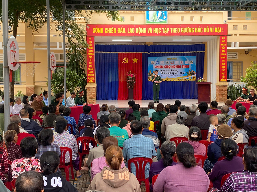 Ấm áp “Phiên chợ tình nghĩa”