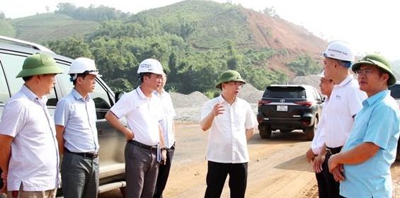 Bí thư Tỉnh ủy Lạng Sơn Hoàng Văn Nghiệm, Trưởng Đoàn đại biểu Quốc hội tỉnh, Trưởng Ban Chỉ đạo thực hiện công tác bồi thường giải phóng mặt bằng các dự án trọng điểm tỉnh Lạng Sơn kiểm tra, chỉ đạo trực tiếp tại Dự án tuyến cao tốc Cửa khẩu Hữu Nghị - Chi Lăng