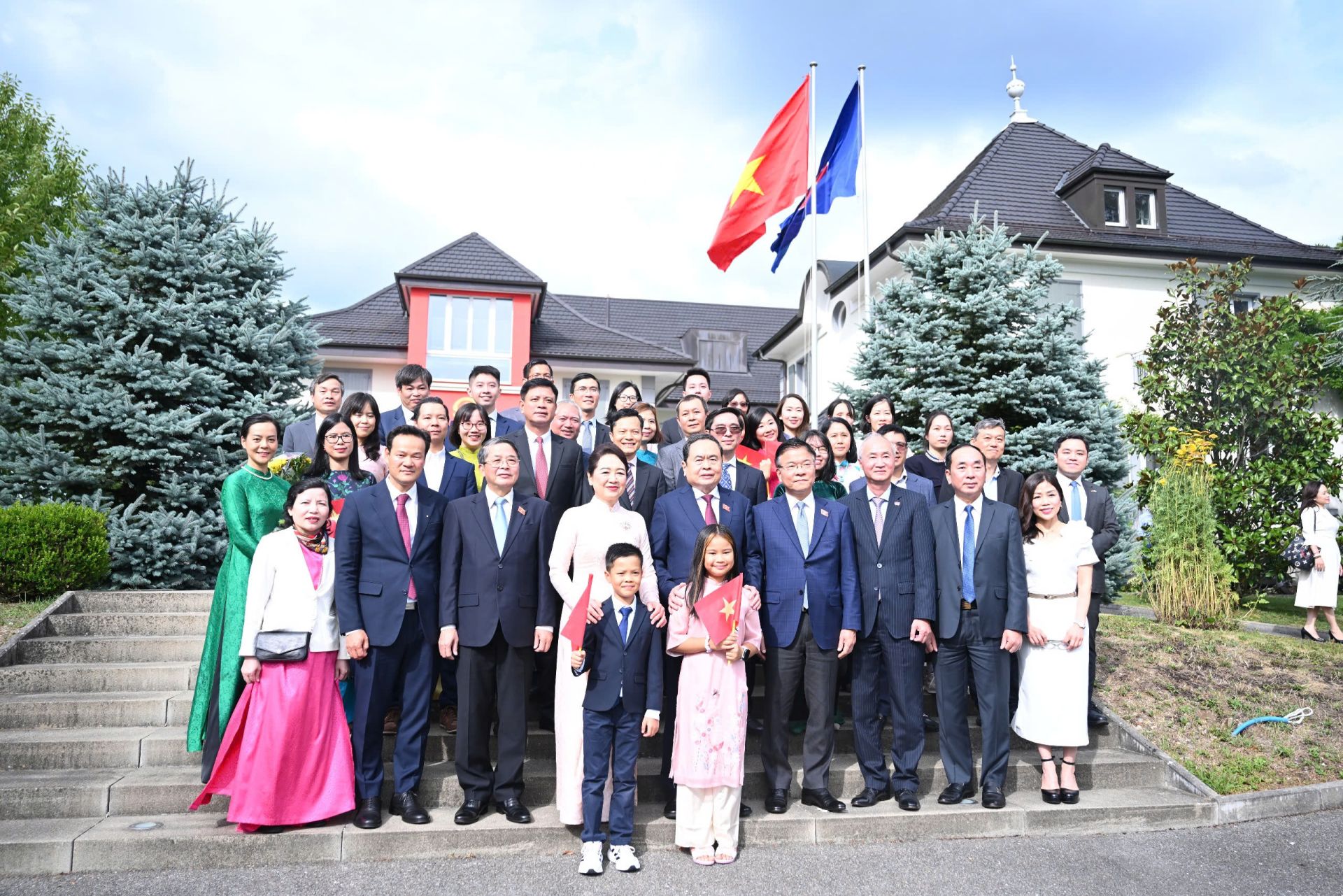 Chủ tịch Quốc hội Trần Thanh Mẫn chụp ảnh lưu niệm cùng các đại biểu tham gia buổi gặp