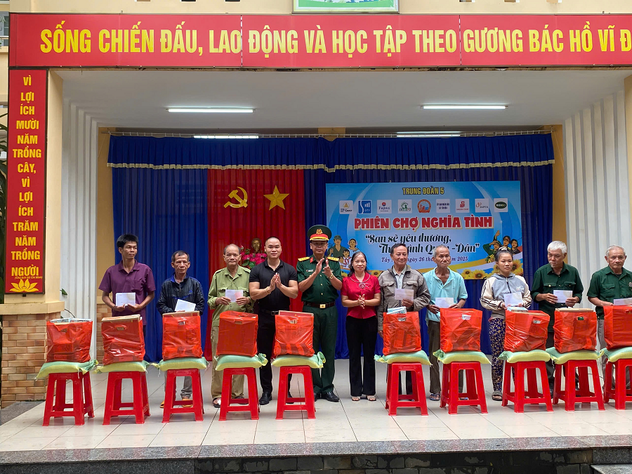 Đại diện Trung đoàn 5 tặng quà cho người dân. Đại diện Trung đoàn 5 tặng quà cho người dân.