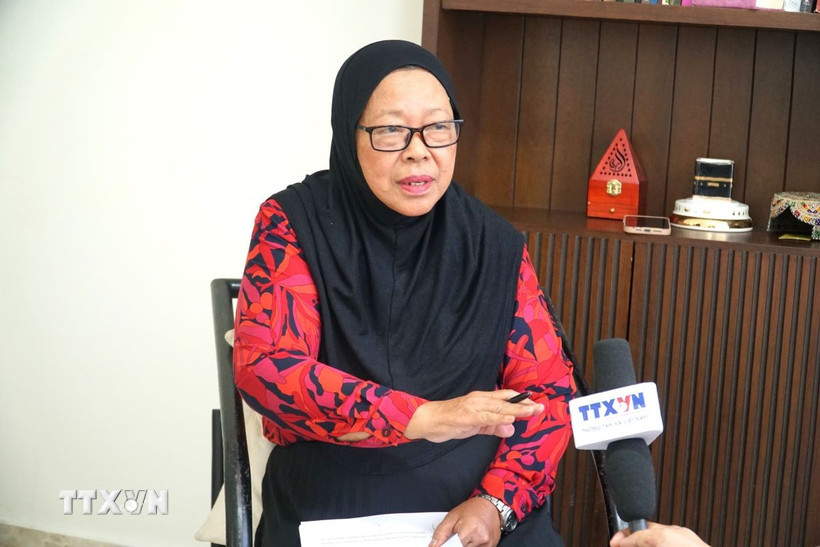 Giáo sư Ruhanas Harun - Khoa Quan hệ Quốc tế, Đại học Quốc phòng Malaysia (UPNM) trả lời phỏng vấn TTXVN tại Malaysia. (Ảnh: Hằng Linh/TTXVN)