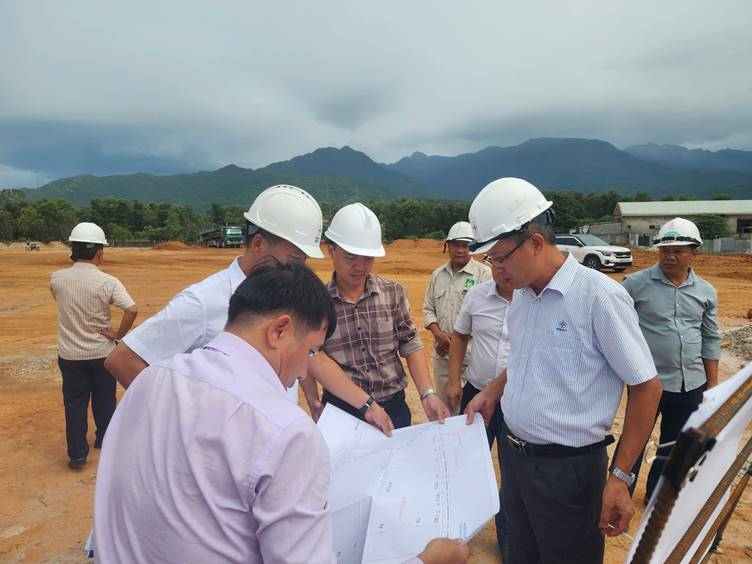 Phó Tổng giám đốc EVNNPT Nguyễn Ngọc Tân nghe báo cáo tiến độ dự án