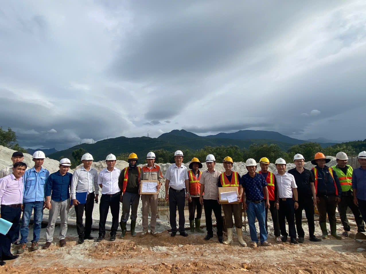 Phó Tổng giám đốc EVNNPT Nguyễn Ngọc Tân kiểm tra thực địa Dự án Trạm biến áp 220kV Chân Mây và đường dây đấu nối