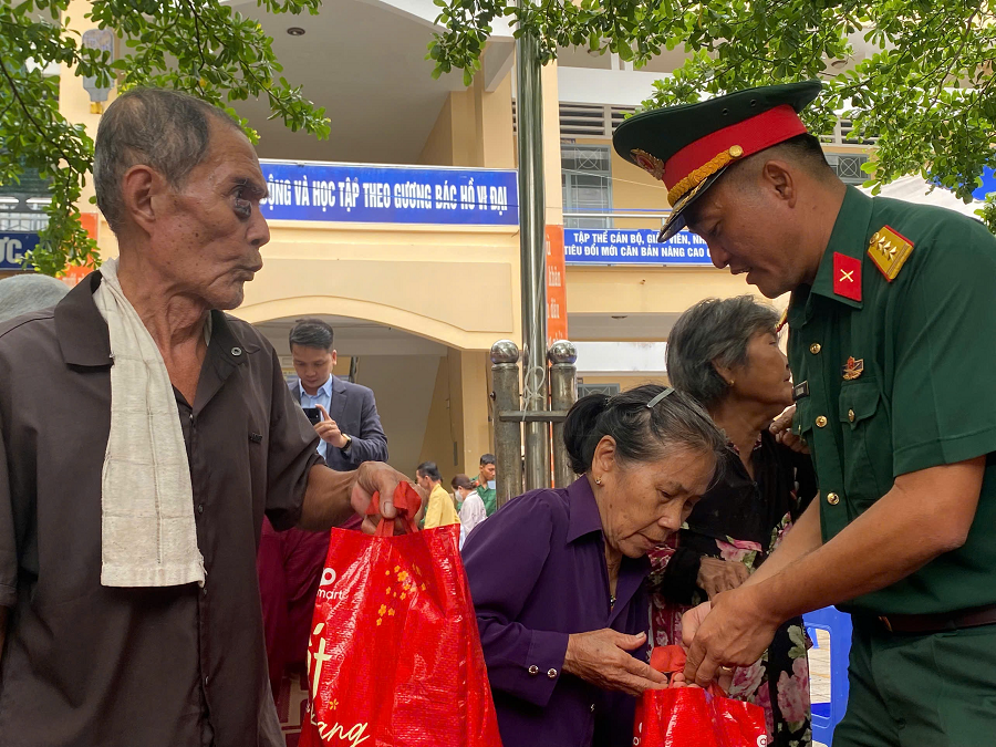 Trung đoàn Trưởng Trung đoàn 5- Thượng tá Lê Công Danh tặng quà cho người dân. Trung đoàn Trưởng Trung đoàn 5- Thượng tá Lê Công Danh tặng quà cho người dân.