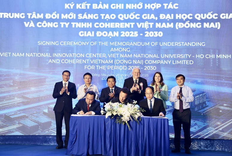 Phó Thủ tướng Nguyễn Chí Dũng và các đại biểu chứng kiến lễ ký Bản ghi nhớ hợp tác giữa Trung tâm Đổi mới sáng tạo Quốc gia và Công ty TNHH Coherent Việt Nam - Ảnh: VGP/Thu Sa Phó Thủ tướng Nguyễn Chí Dũng và các đại biểu chứng kiến lễ ký Bản ghi nhớ hợp tác giữa Trung tâm Đổi mới sáng tạo Quốc gia và Công ty TNHH Coherent Việt Nam - Ảnh: VGP/Thu Sa