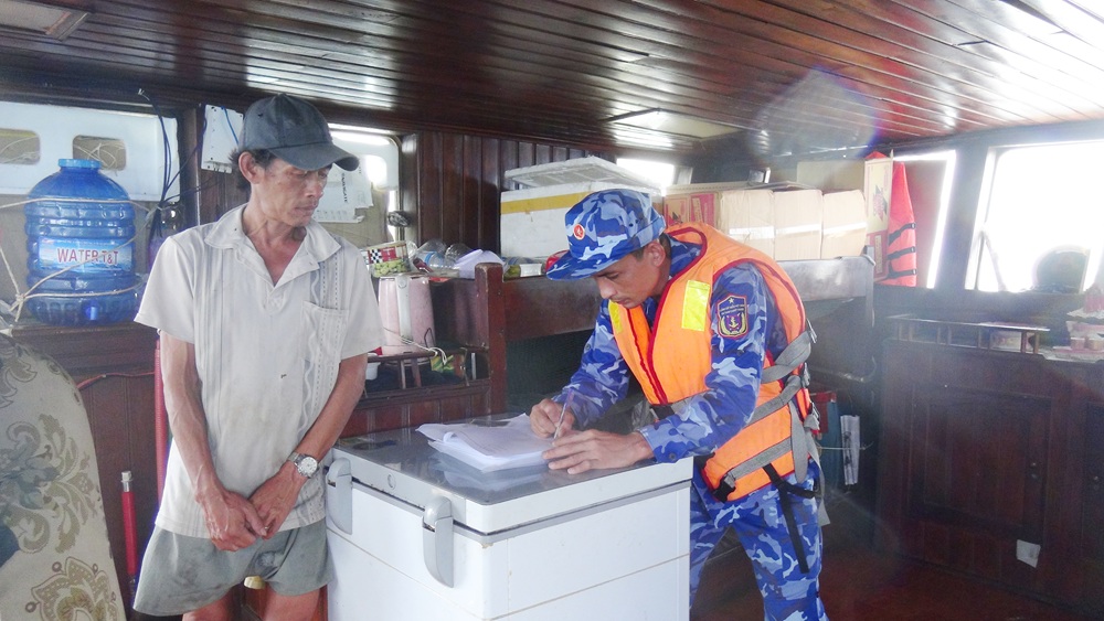 Bắt giữ tàu cá vận chuyển trái phép khoảng 260.000 lít dầu diesel trên vùng biển Tây Nam