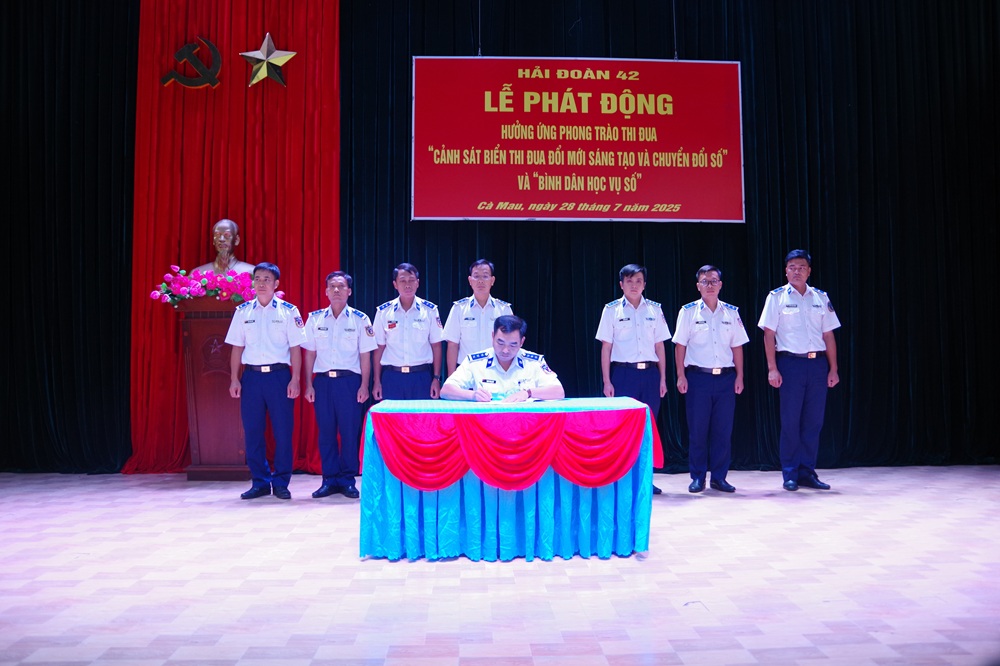 Đại diện các cơ quan, đơn vị ký kết giao ước thi đua