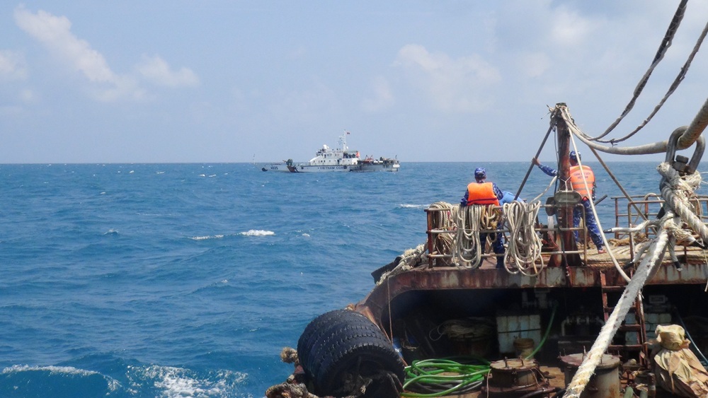 Lực lượng chức năng Bộ Tư lệnh Vùng Cảnh sát biển 4 dẫn giải tàu QB 96679 TS về cảng Hải đội 421/ Hải đoàn 42.