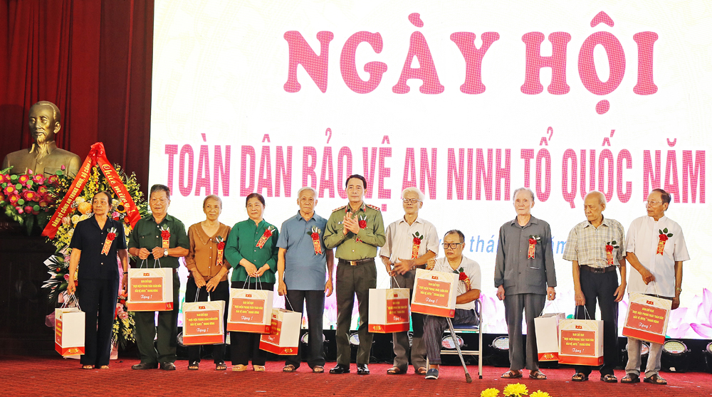 Lãnh đạo Bộ Công an tặng quà cho gia đình chính sách và hộ có hoàn cảnh khó khăn. Lãnh đạo Bộ Công an tặng quà cho gia đình chính sách và hộ có hoàn cảnh khó khăn.