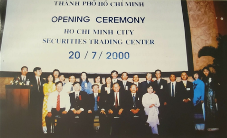 Ngày 20/7/2000, Trung tâm Giao dịch Chứng khoán TP. HCM chính thức được khai trương. Ngày 28/7, đánh dấu phiên giao dịch chứng khoán đầu tiên ở Việt Nam với 2 mã cổ phiếu là REE và SAM