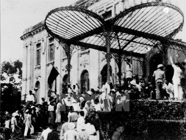 Ngày 19/8/1945, sau cuộc míttinh tại quảng trường thành phố, nhân dân Thủ đô đánh chiếm Bắc bộ Phủ, cơ quan đầu não của chính quyền tay sai Pháp ở Bắc Bộ Ngày 19/8/1945, sau cuộc míttinh tại quảng trường thành phố, nhân dân Thủ đô đánh chiếm Bắc bộ Phủ, cơ quan đầu não của chính quyền tay sai Pháp ở Bắc Bộ