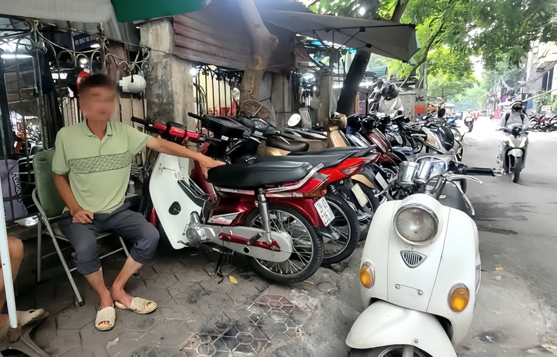 “Hơn 10 năm gắn bó với nghề bán xe, tôi chưa từng thấy chợ trầm lắng như bây giờ. Xe cũ không ai hỏi, xe mới cũng vắng khách, cả dãy phố như chìm trong không khí buổi chợ chiều”, một tiểu thương ngậm ngùi chia sẻ.