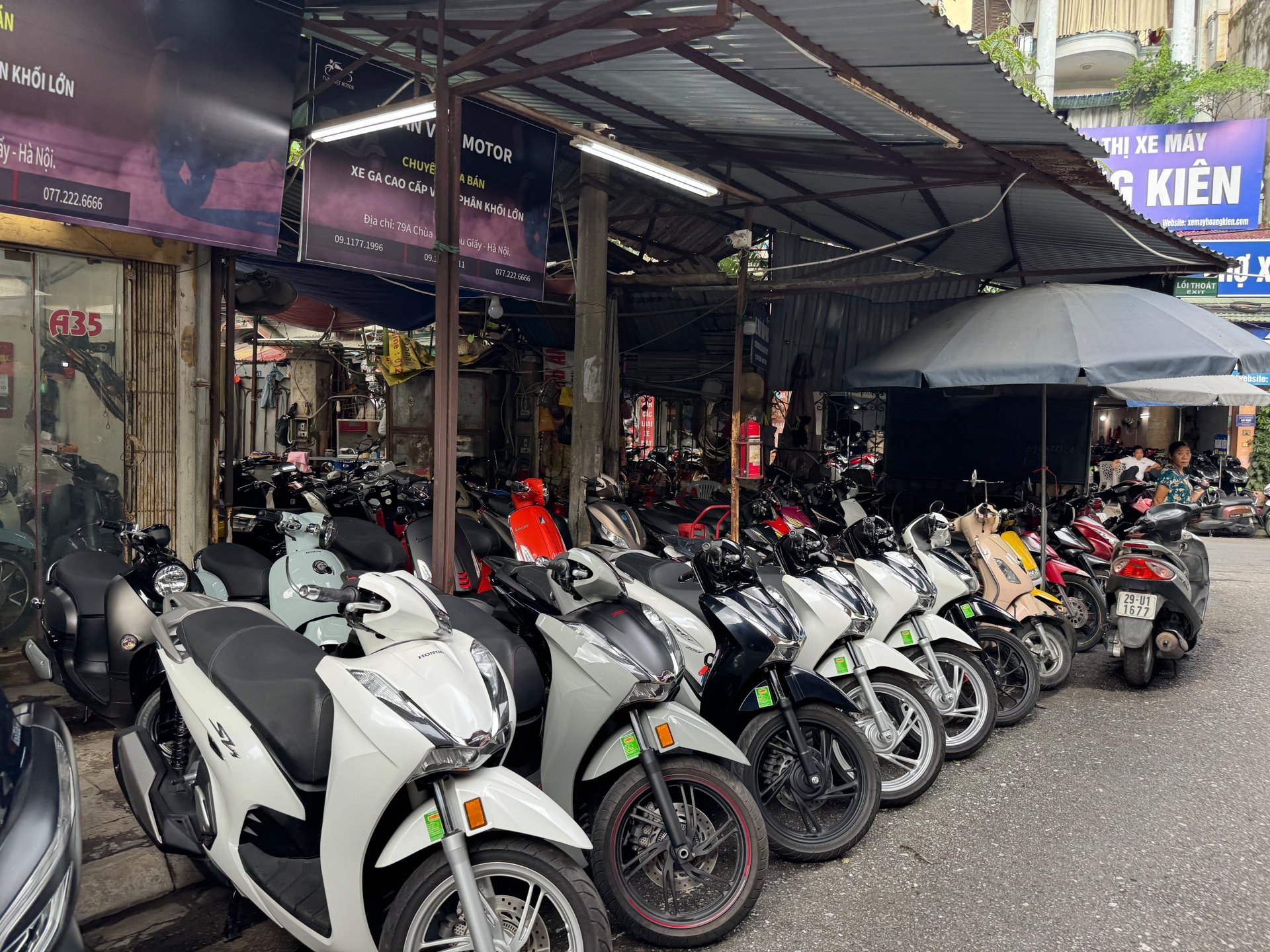 Người bán “án binh bất động” vì lo nhập hàng rồi không bán được, trong khi người mua – nhất là những người chưa đủ điều kiện chuyển sang xe điện – lại phân vân, không biết nên tiếp tục mua xe xăng hay chờ đợi. Sự do dự từ cả hai phía khiến thị trường rơi vào trạng thái trầm lắng, giao dịch gần như đình trệ.