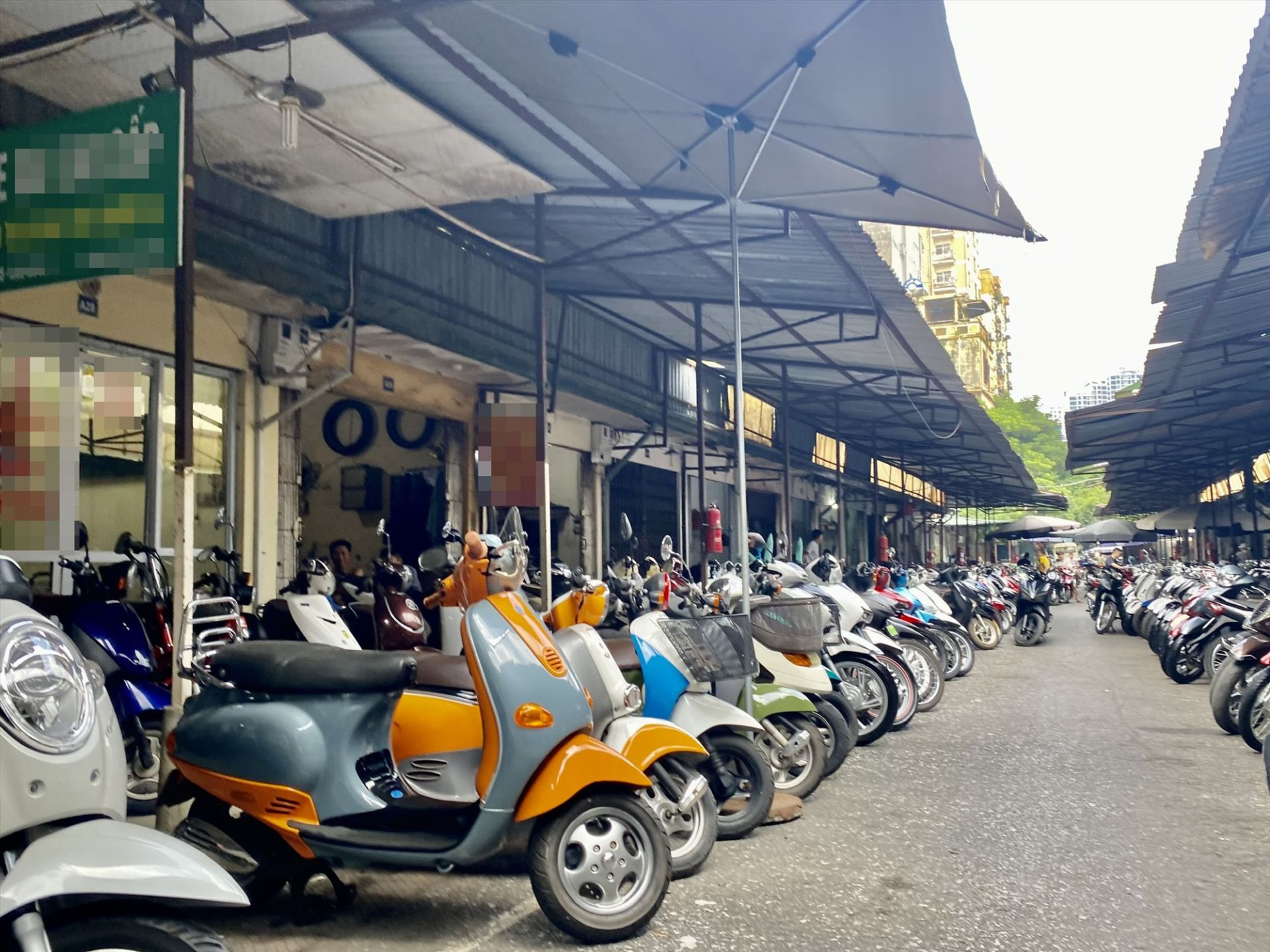 Trước lệnh cấm xe máy xăng, chợ xe lớn Hà Nội lao đao: “Bán 10 giờ chỉ còn 1”