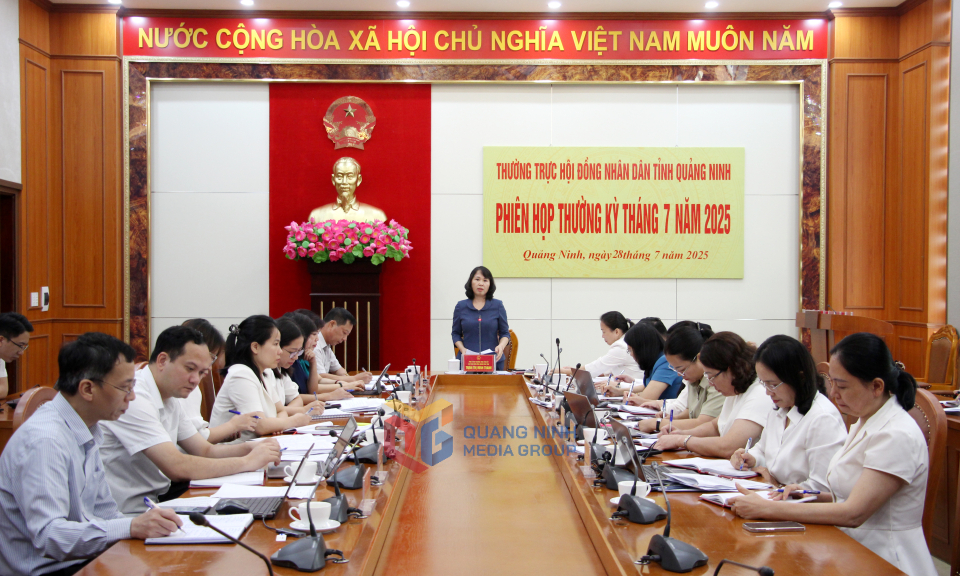 Trịnh Thị Minh Thanh, Phó Bí thư Thường trực Tỉnh ủy, Chủ tịch HĐND tỉnh, phát biểu tại cuộc họp.